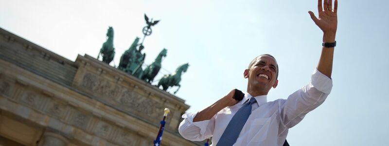 Lässig in der Sommerhitze: Obama hält 2013 vor dem Brandenburger Tor eine Rede. (Archivbild) - Foto: picture alliance / dpa