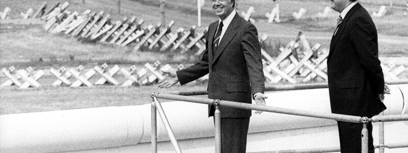 Carter schaut am Potsdamer Platz auf die Berliner Mauer. (Archivbild) - Foto: -/dpa