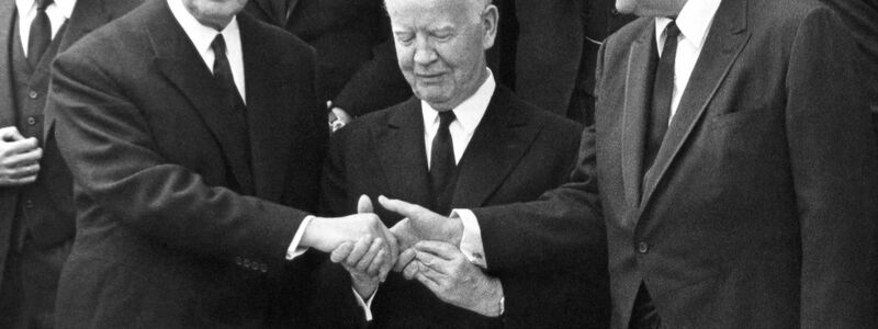 Johnson (r.) zeigt mit seiner Teilnahme am Staatsakt, wie wichtig Adenauer für die US-deutsche Beziehung war. (Archivbild) - Foto: Peter Popp/dpa