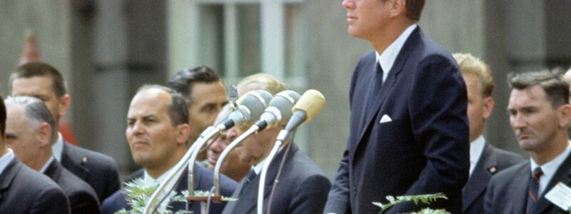 Kennedys Rede vor dem Schöneberger Rathaus geht um die Welt. (Archivbild) - Foto: Heinz-Jürgen Göttert/dpa