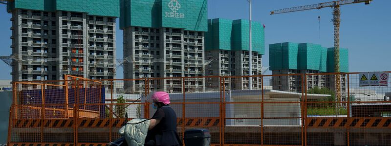 Chinas Regierung will mit umgerechnet Milliarden von Euro seinen Wohnungsmarkt stabilisieren. (Archivbild)   - Foto: Vincent Thian/AP