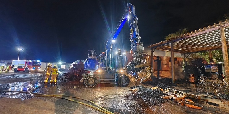 FW Grevenbroich: Feuer auf Grevenbroicher Schaf-Farm / Feuerwehr rettet hunderte Tiere - rund achtstündiger Einsatz der Wehr - Foto: presseportal.de