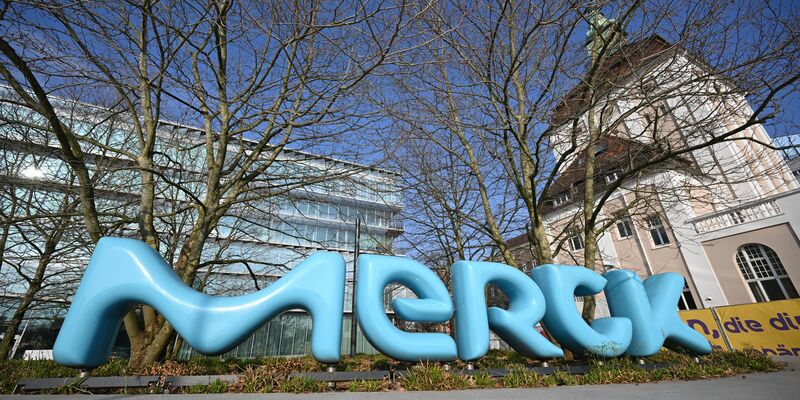 Der Pharma- und Chemiekonzern Merck will nach einem schwierigen Jahr 2023 zu Wachstum zurückkehren. (Archivbild) - Foto: Arne Dedert/dpa