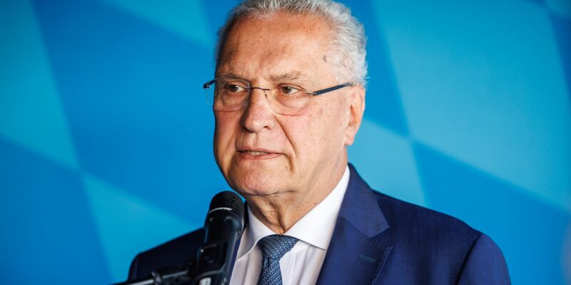 Joachim Herrmann sprach mit DFL und DFB zum Thema Gewalt im Fußball. - Foto: Matthias Balk/dpa