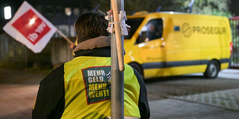 Die Warnstreiks sollen bis Freitag dauern und am Wochenende wird in der Regel nicht gearbeitet- - Foto: Hannes P. Albert/dpa