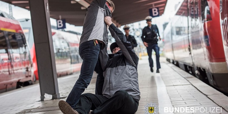 Bundespolizeidirektion München: Fahrradhelm schützt vor Verletzungen - Bundespolizei sucht Zeugen - Foto: presseportal.de