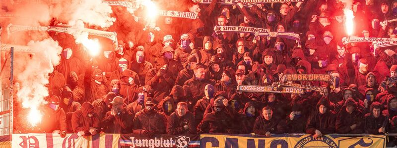 Der Einsatz von Pyrotechnik in Stadien sorgt bei Politikern und Verbänden regelmäßig für große Kritik. - Foto: Axel Heimken/dpa