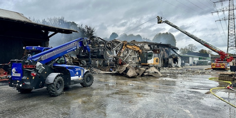 FW Hünxe: Folgemeldung: Halle eines Gewerbebetriebs in Vollbrand - Foto: presseportal.de