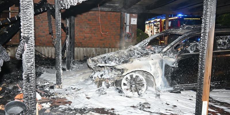 POL-STD: Carport zwischen zwei Reihenhäusern in Stade ausgebrannt - PKW komplett zerstört - Sachschaden ca. 50.000 Euro, Zwei Transporter an der Bundesstraße 73 in Ovelgönne aufgebrochen - Foto: presseportal.de