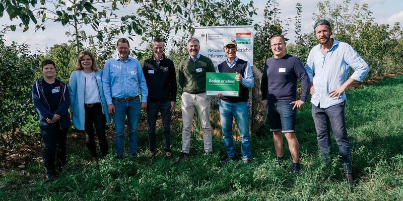 Boden erleben, Landwirtschaft besser verstehen / Die bundesweite Gemeinschaftsaktion des Netzwerks Leitbetriebe Pflanzenbau hat ein Jahr lang Menschen für die faszinierende Welt des Bodens begeistert - Foto: presseportal.de