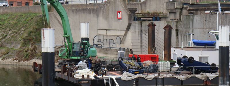 Zwei Autos auf dem Schiff wurden durch den Zusammenstoß in den Industriehafen geschoben. Sie wurden später von Experten geborgen. - Foto: Marco Priebe/dpa