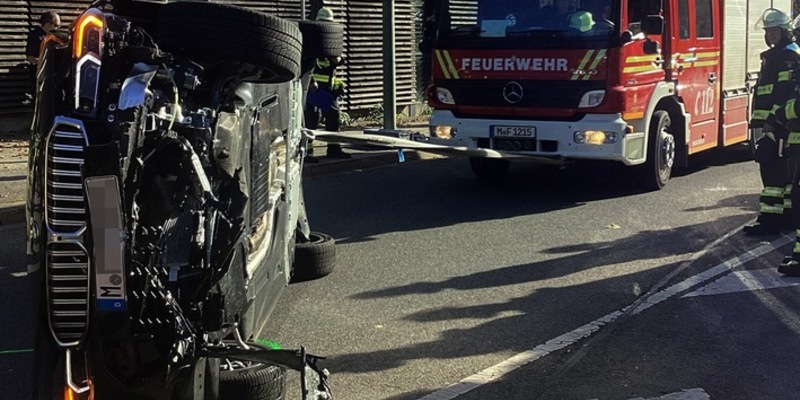 FW-M: Pkw landet auf der Seite (Schwabing) - Foto: presseportal.de