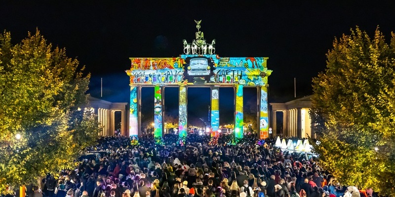 Besucherrekord beim 20. Festival of Lights Berlin: Mehr als 3,5 Mio. Menschen feierten 10 Nächte lang friedlich, fröhlich und gemeinsam die Freiheit - Foto: presseportal.de