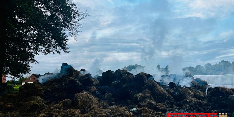 FW-RE: Schlussmeldung: Brand von mehreren Strohballen auf einem landwirtschaftlichen Betrieb - Feuerwehr im Großeinsatz - Foto: presseportal.de