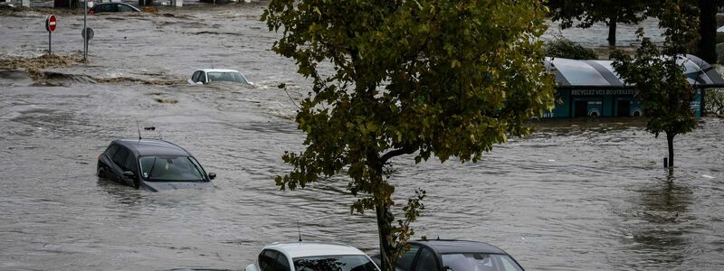 Gefährlicher Kampf in den Wassermassen in Givors südlich von Lyon. - Foto: Jean-Philippe Ksiazek/AFP/dpa