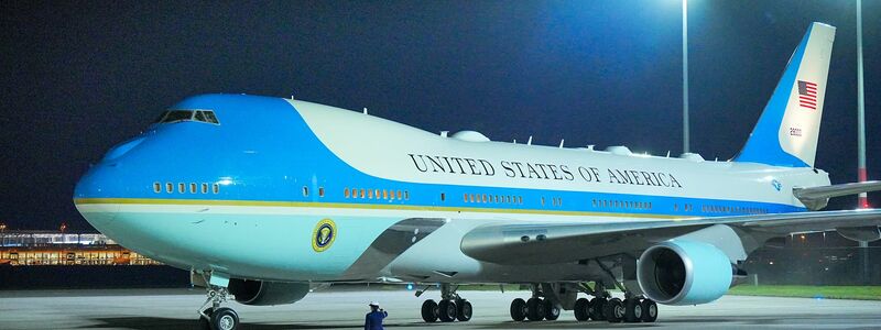 Die Air Force One von US-Präsident Biden ist am Abend in Berlin gelandet.  - Foto: Michael Kappeler/dpa