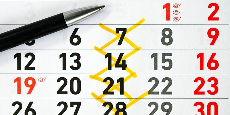 Feiertage in der Woche lassen die Gesamtzahl der Arbeitstag sinken. - Foto: Sina Schuldt/dpa