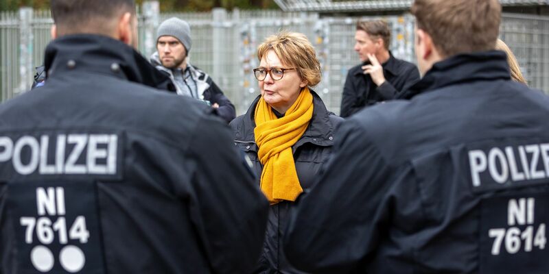 Niedersachsens Innenministerin Behrens hatte in den vergangenen Monaten auf einen Ausschluss aller Gästefans beim Derby Braunschweig gegen Hannover gedrängt. (Archivbild) - Foto: Moritz Frankenberg/dpa