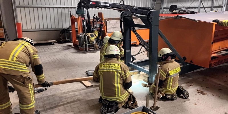 FW-OLL: Ü50 Gruppe der Feuerwehr Wildeshausen übt Heben von Lasten - Technische und handwerkliche Methoden erfolgreich erprobt - Foto: presseportal.de