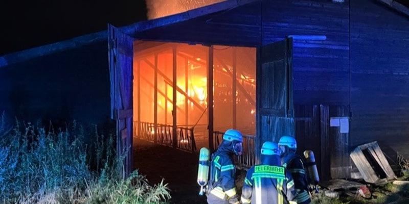 POL-STD: Großalarm in Wischhafen - Stallgebäude durch Feuer erheblich beschädigt, Unbekannte werfen Steine auf Radfahrer in Stade - Polizei sucht Zeugen - Foto: presseportal.de
