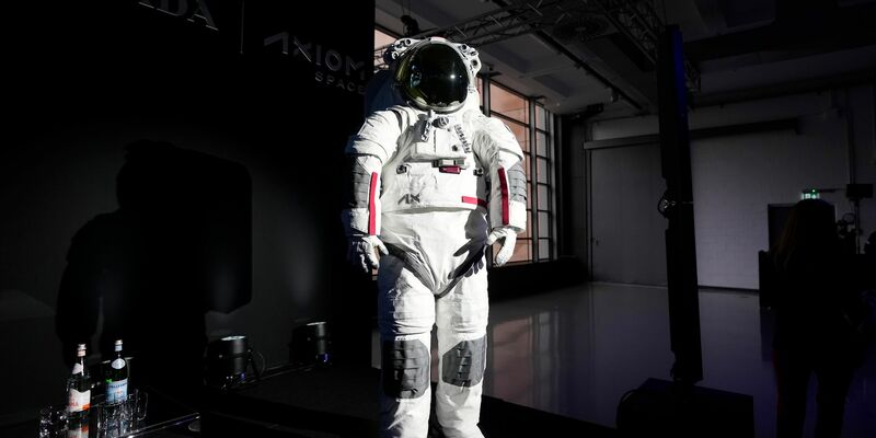 Mit den Raumanzügen sollen Astronauten übernächstes Jahr wieder zum Mond fliegen. - Foto: Antonio Calanni/AP