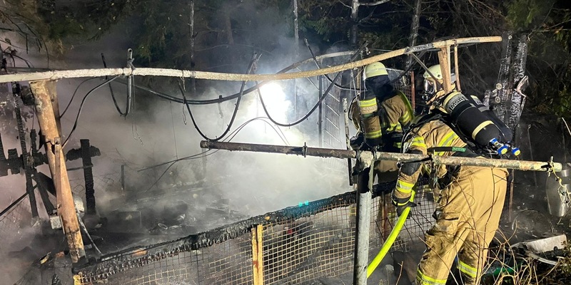 FW-GL: Heckenbrand entpuppt sich als Brand einer Obdachlosenbehausung - Foto: presseportal.de