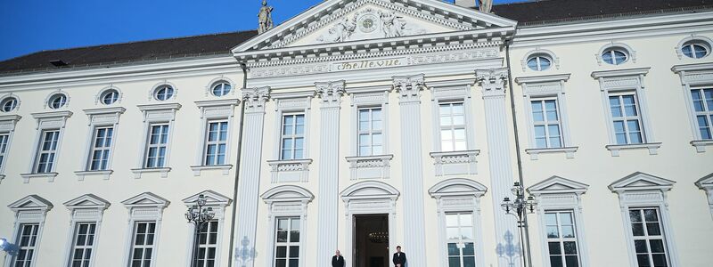 Scharfschützen sicherten den Bereich vor dem Schloss Bellevue. - Foto: Michael Kappeler/dpa