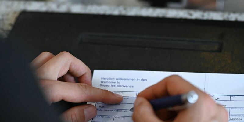Das neue Gesetz zum Bürokratieabbau betrifft auch die Meldezettel bei Hotelübernachtungen. (Symbolbild) - Foto: Katharina Kausche/dpa