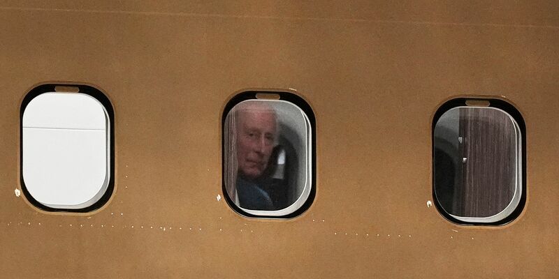 König Charles III. und Königin Camilla kommen in Sydney an, um ihre Reise durch Australien und Samoa zu beginnen. - Foto: Aaron Chown/PA Wire/dpa