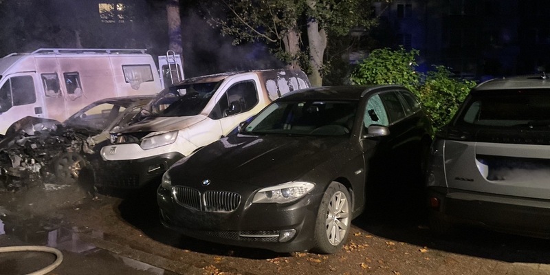 FW-DO: Mehrere PKW brennen am Freitagmorgen in Dortmund Lanstrop - Foto: presseportal.de
