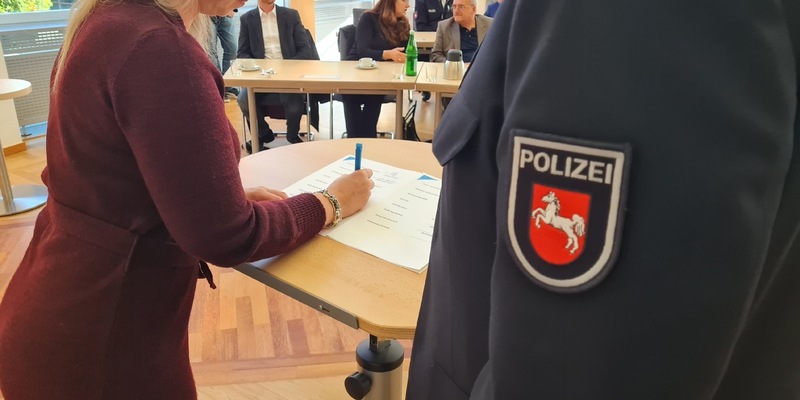 POL-NI: Landkreis Nienburg: Netzwerk zur Bekämpfung Häuslicher Gewalt - Kooperationsvereinbarung Häusliche Gewalt unterzeichnet - Foto: presseportal.de
