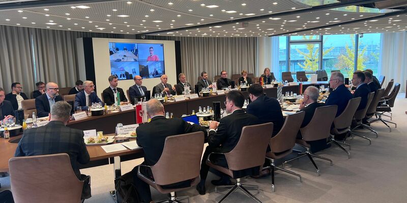 Die Teilnehmer am Fußball-Sicherheitsgipfel in München waren sich einig, dass Pyrotechnik in deutschen Stadien weiter verboten bleibt. - Foto: Manuel Schwarz/dpa