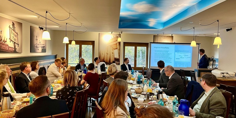 Parlamentarisches Frühstück zur Studie zum Milchmarkt | Migende: Die gesamte Wertschöpfungskette Milch würde geschwächt statt gestärkt - Foto: presseportal.de