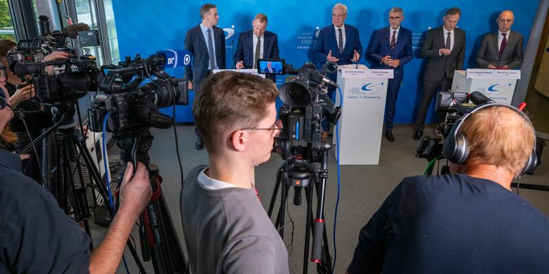 Fan-Vertreter üben nach dem Sicherheitsgipfel in München Kritik. - Foto: Peter Kneffel/dpa