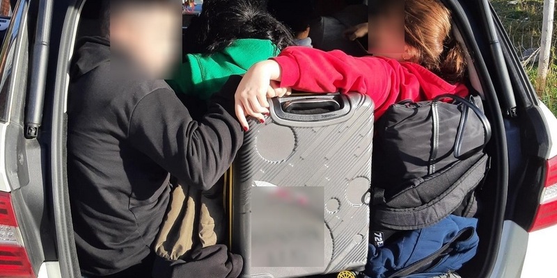 Bundespolizeidirektion München: Gefährliche Reise endet vor Bad Reichenhall / Mutmaßlicher Schleuser mit weiteren neun Menschen in einem SUV festgestellt - Foto: presseportal.de