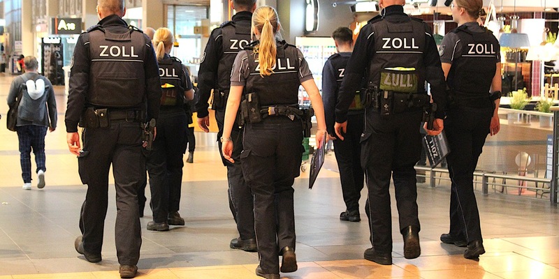 HZA-IZ: Mindestlohnsonderprüfung - Zoll geht bundesweit gegen Schwarzarbeit vor / Zoll überprüft bundesweit Arbeitsverhältnisse in Betrieben - Foto: presseportal.de