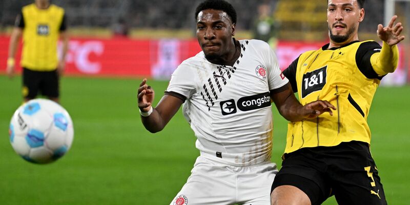 Dortmunder Matchwinner beim 2:1 gegen St. Pauli: Rami Bensebaini (l.) und Serhou Guirassy.  - Foto: Bernd Thissen/dpa