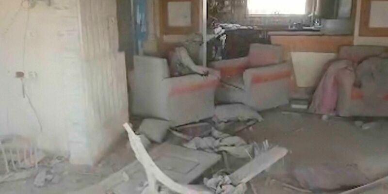 Das vom israelischen Militär veröffentlichte Bild soll Sinwar kurz vor seinem Tod zeigen. - Foto: Uncredited/IDF via AP/AP