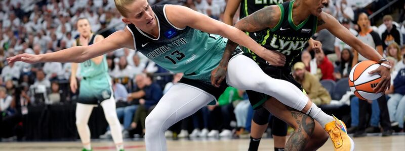 Starke Leistung reicht nicht: Leonie Fiebich (l) muss mit New York in ein fünftes Finale. - Foto: Abbie Parr/AP/dpa