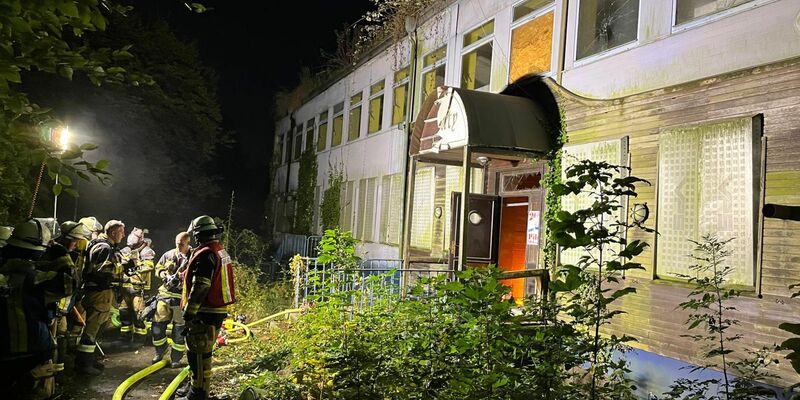 Einsatzkräfte der Feuerwehr haben eine Gruppe Jugendliche aus einem alten Schwimmbad in Essen-Kray gerettet. - Foto: Feuerwehr Essen/dpa