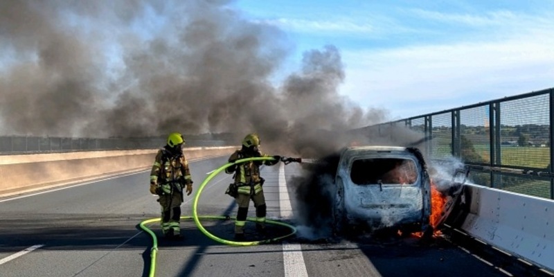 FW Ratingen: Brennender PKW auf Ruhrtalbrücke - Feuerwehr Ratingen im Einsatz - Foto: presseportal.de