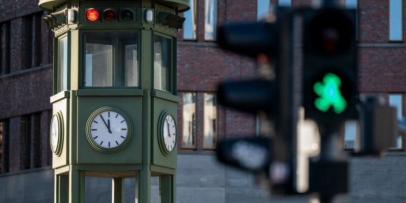Heute steht am Potsdamer Platz eine Nachbildung des Ampelturms. (Archivbild) - Foto: Monika Skolimowska/dpa-Zentralbild/dpa