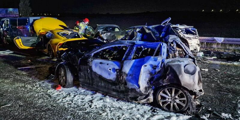 Die Polizei ermittelt nach dem schweren Verkehrsunfall noch die Unfallursache. - Foto: Kpp Pruszcz Gdanski/PAP/dpa