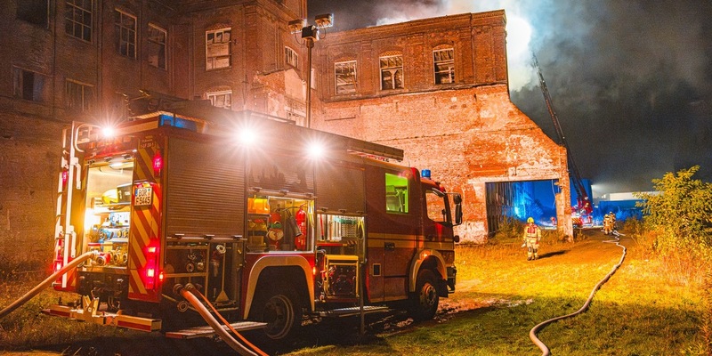 FW Gronau: Nächtlicher Brand auf dem Dach des Gebäudes der ehemaligen Baumwollspinnerei Gronau - Foto: presseportal.de