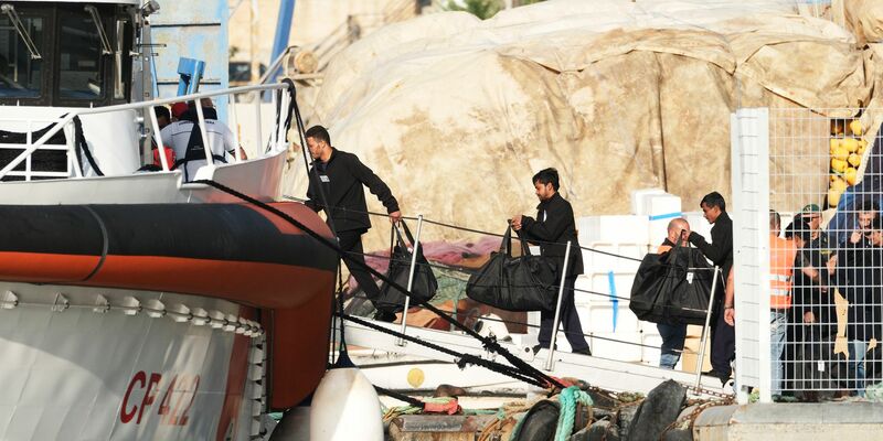 Nach der Entscheidung eines Gerichts in Rom dürfen zwölf Mittelmeer-Flüchtlinge jetzt doch gleich nach Italien. - Foto: Vlasov Sulaj/AP