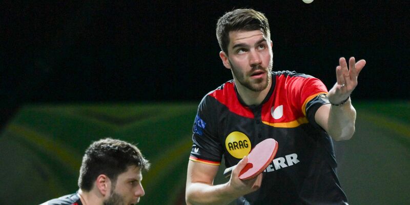 Deutsches EM-Duell: Dimitrij Ovtcharov (l) trifft im Viertelfinale auf seinen Freund Patrick Franziska. - Foto: Han Xu/XinHua/dpa