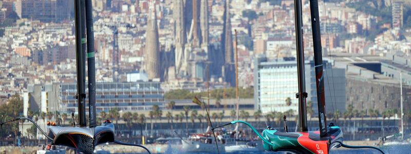 Neuseelands Segler (r) haben erneut den America's Cup gewonnen. - Foto: Bernat Armangue/AP/dpa