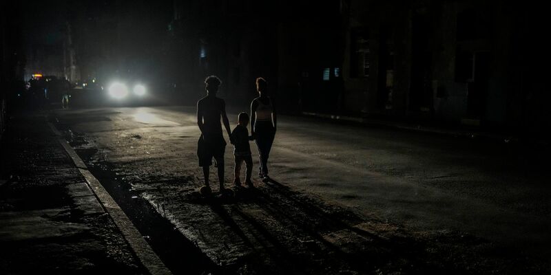 Auf Kuba kommt es immer wieder zu Blackouts, die durch Pannen im maroden Stromnetz verursacht werden. (Archivbild) - Foto: Ramon Espinosa/AP/dpa
