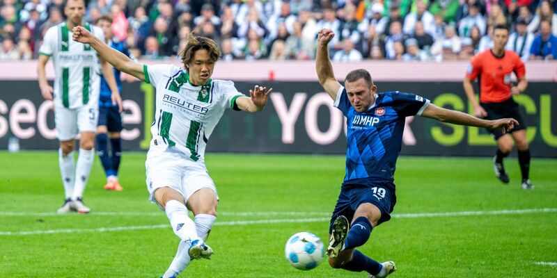 Im Spiel der Gladbacher gegen Heidenheim gab es viele enge Duelle. - Foto: David Inderlied/dpa