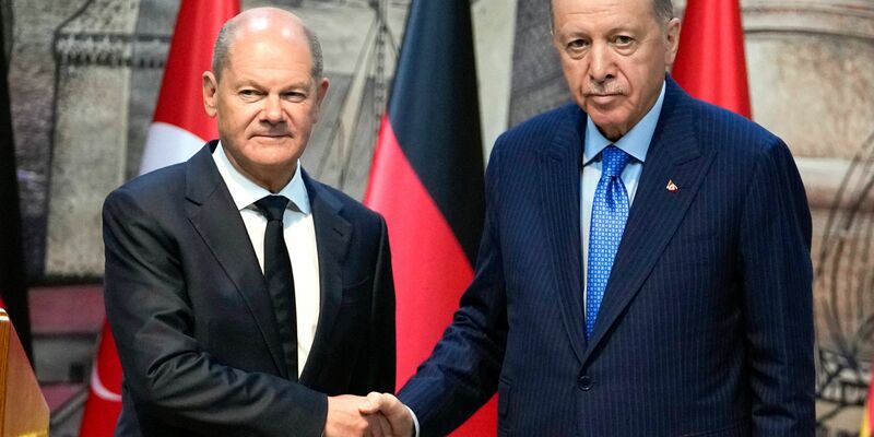 Deutschland und die Türkei wollen wieder enger kooperieren, etwa im Rüstungsbereich - zur offenen Konfrontation von Scholz (l.) und Erdogan kam es dagegen beim Thema Nahost. - Foto: Khalil Hamra/AP/dpa